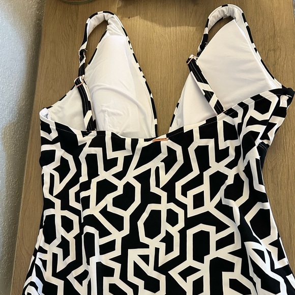 Stylish Black and White Geometric Women Swim One Piece - Picture 3 of 7